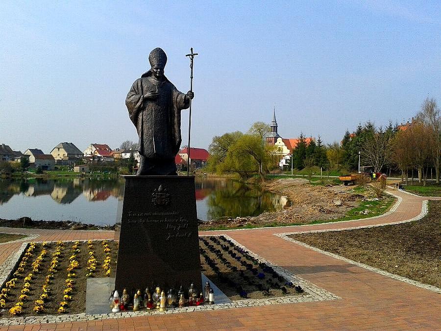 Pomnik jana Pawła II w Pełczycach