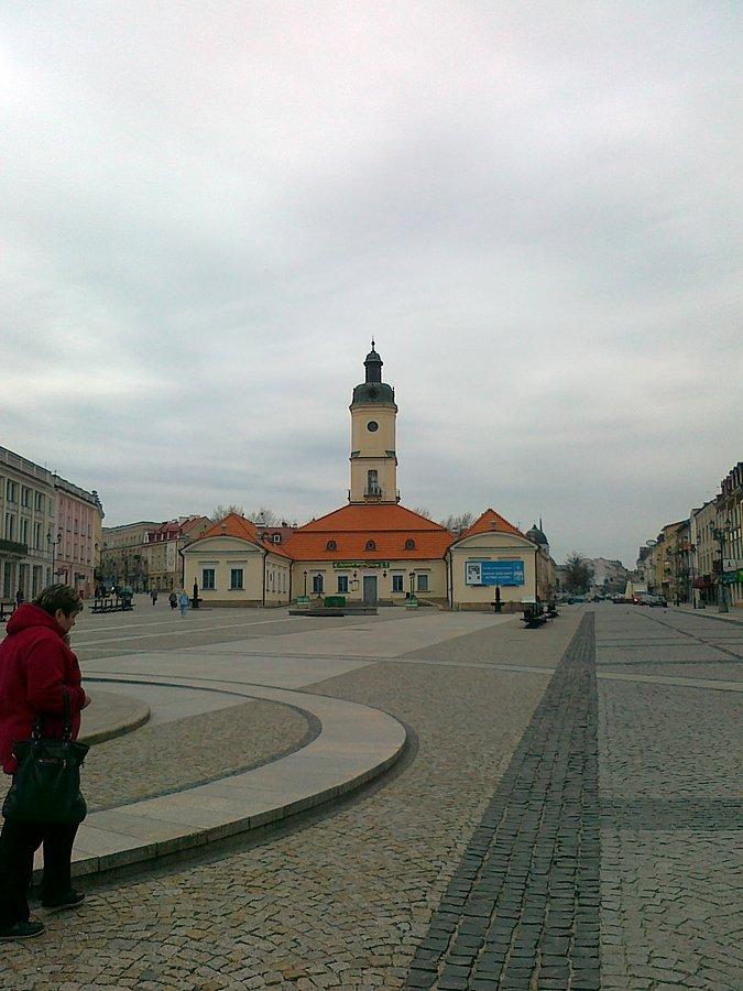 Rynek Kościuszki. W głębi ratusz