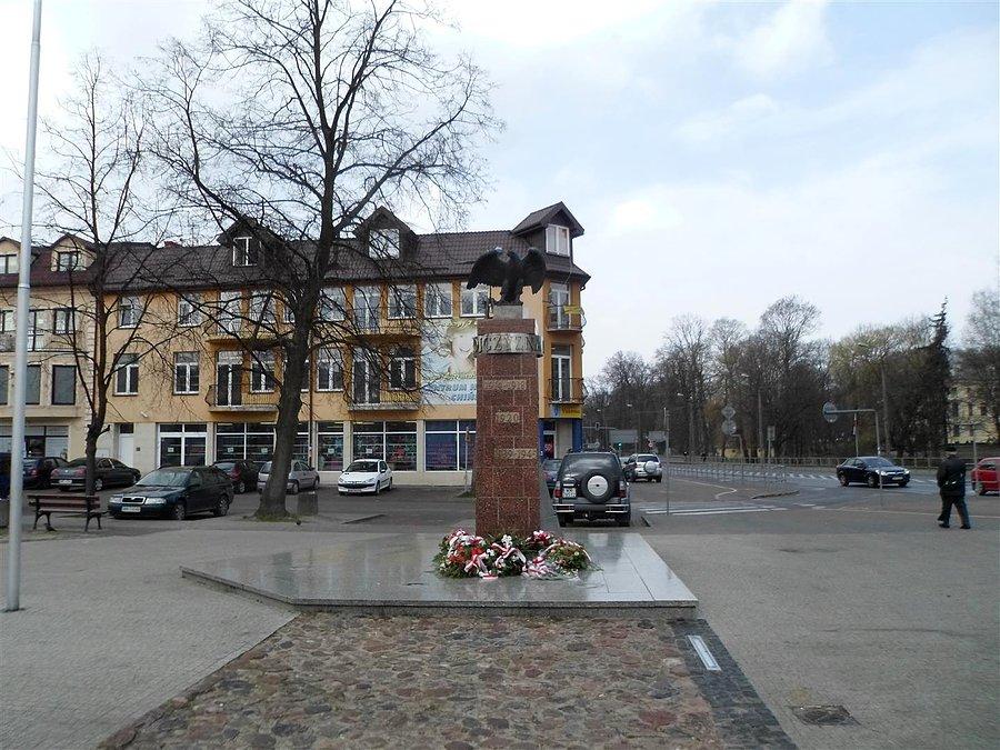 Pomnik na centralnym placu miasta