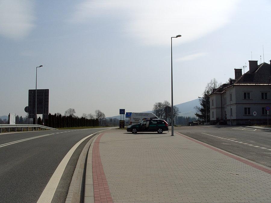 Przejście graniczne w Boboszowie, kontrola na całego a ja dowodu zapomniałem ;). Czyli po cichu i boczkiem, boczkiem