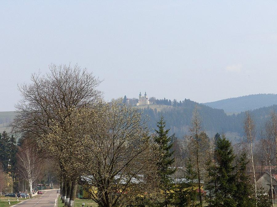 Widok na klasztor i tam podążam