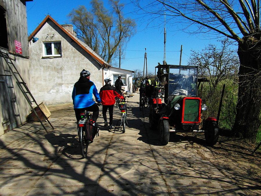Przejazd przez podwórko strażnicy wałowej