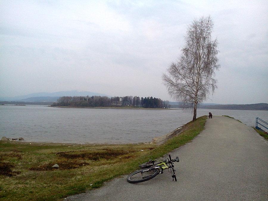 Jezioro Orawskie, wyspa i Babia Góra