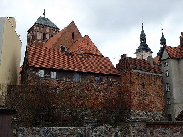 Chojnice - budynek dawnej plebanii i Baszta Kościelna