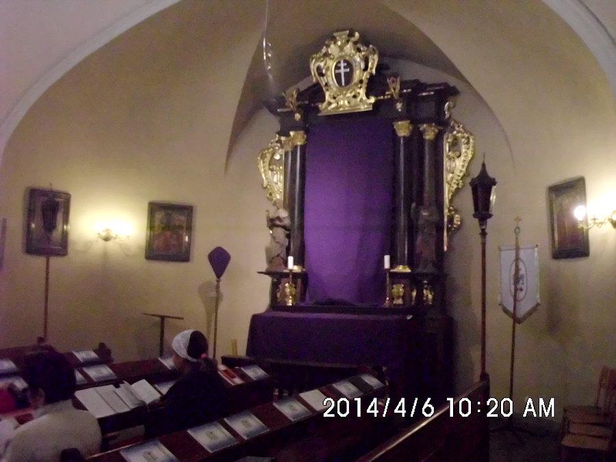 Ołtarz, figury i krzyż zakryte fioletem jak przystało w Pierwszą Niedzielę Męki Pańskiej
