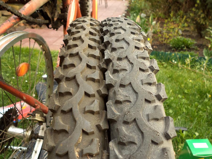 Prawie nowa, choć 13 letnia, Dębica GT 600 (z lewej) i dla porównania takaż opona po przebiegu moim 13,76 kkm... którą zakupiłem jako używaną