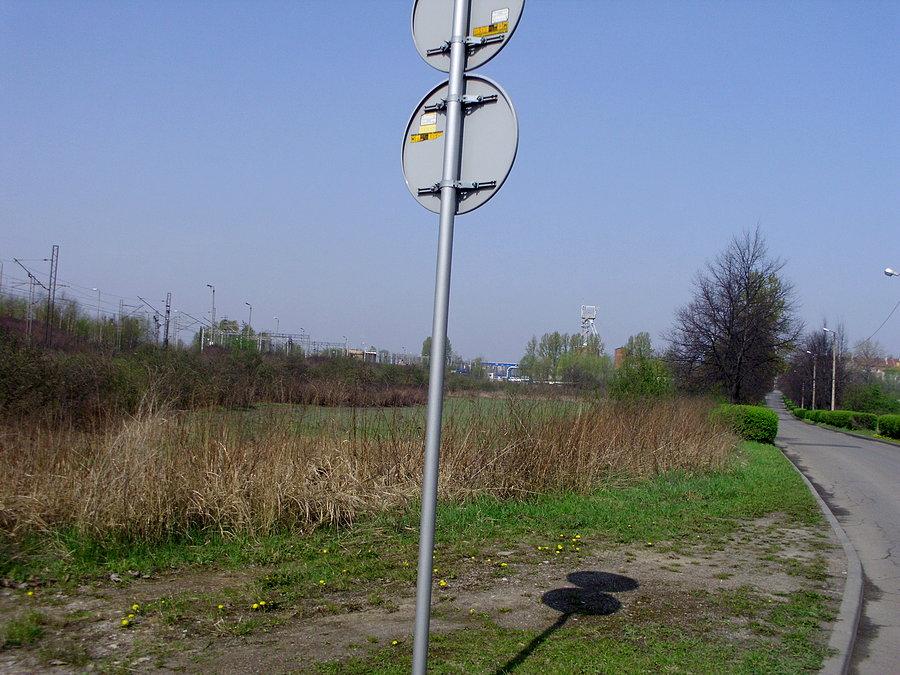 Chorzów Stary - ulica Legnicka. Ta niebieska konstrukcja to zgrzewalnia szyn kolejowych