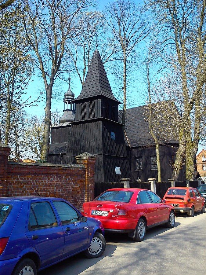 Brody - drewniany kościół i dzwonnica