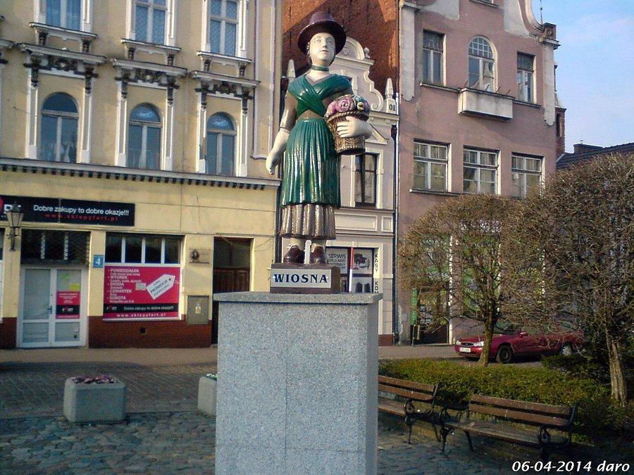 06-04-2014. Pani Wiosna na placu Hallera, na Starym Mieście w Tczewie