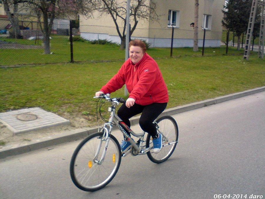 06-04-2014. Żona na rowerku, ulicą Nadbrzeżną w Tczewie