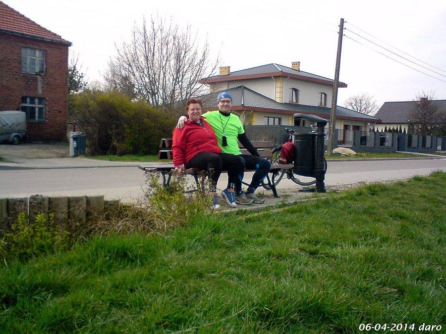06-04-2014. Wspólne zdjęcie z żoną Dorotą na ławeczce, przy ulicy Nadbrzeżnej w Tczewie