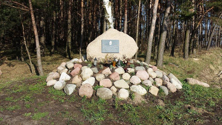 Kamień pamiątkowy koło Trzcińska