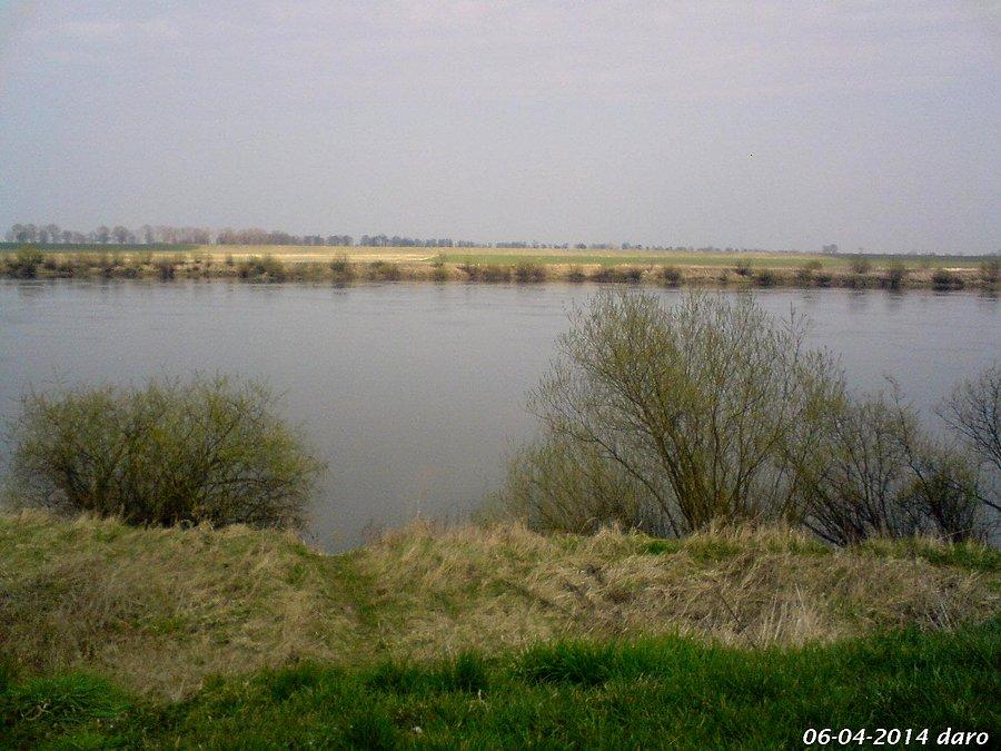 06-04-2014. Widok na rzekę Wisłę z ulicy Nadbrzeżnej w Tczewie, w trakcie niedzielnej wycieczki rowerowej