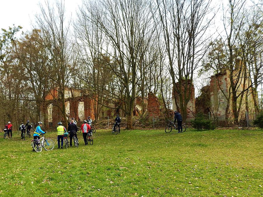 Szlakiem Kamieni Wilhelma. Ruiny pałacyku von Dohnów w Parkwicach