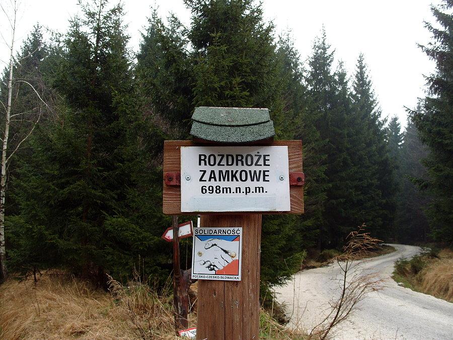 Grupa podzieliła się na dwie drużyny i ruszyliśmy na ruiny zamku Karpień gdzie jeśli uda nam się dotrzeć, mieliśmy zacząć chwalić się swoimi złamaniami, wybitymi palcami, zębami i skręconymi kostkami