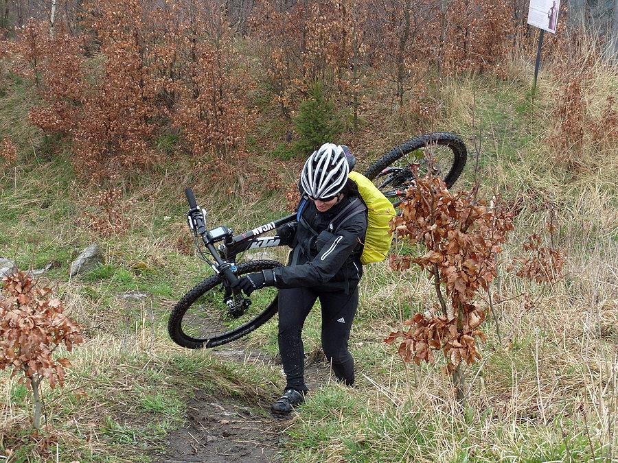 Pierwsza grupa Feniksa ;) czyli mła ;) dociera na zamek. Dwie Panie Anie już całkowicie odzwyczaiły się jeździć i wolą nosić, raz rower a raz jakiegoś rowerzystę ;)