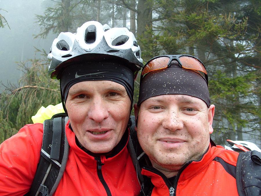 Wreszcie odnajdujemy się z Ryjkiem, czyści, zmarznięci ;), w całkowicie suchych super sportowych ubraniach. Jak widać smutni bo trasa, dalej za mało wymagająca a gdzie reszta grupy