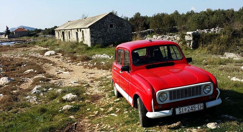 Renault nad zatoką Pirovačką