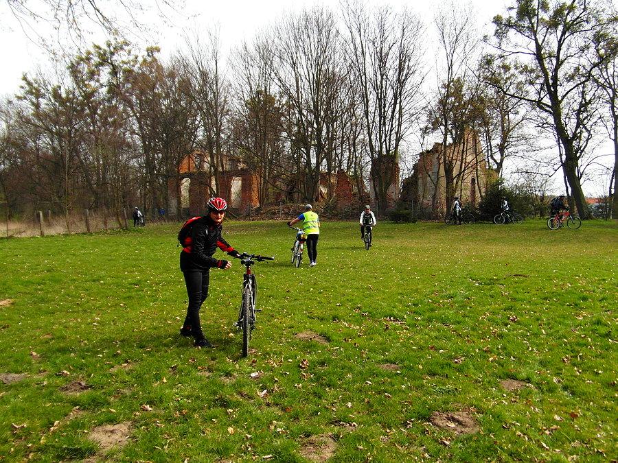 Dojechaliśmy do ruin pałacu w Parkwicach