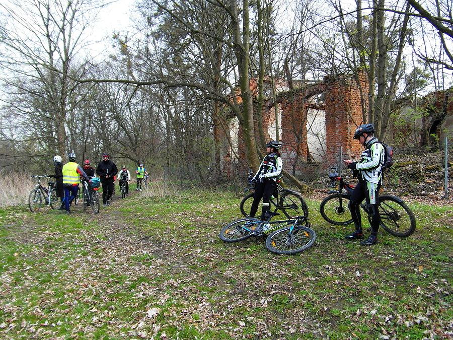 Dojechaliśmy do ruin pałacu w Parkwicach