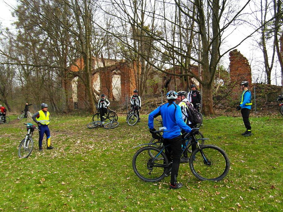 Dojechaliśmy do ruin pałacu w Parkwicach