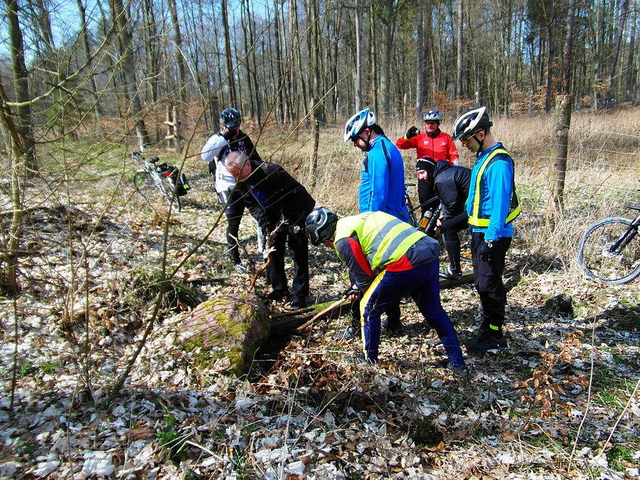 Próba podniesienia kamienia