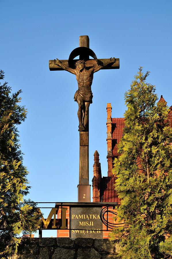 Krzyż przy bazylice
