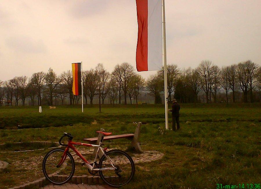 Że tak się wyrażę... Gdzie jest krzyż? ;) Jest po stronie niemieckiej, a nie ma po naszej?!? Nie do wiary