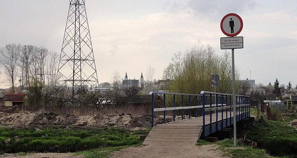 Mostek na działkach. Czyżby uszkodzony przy pogłębianiu rzeki?
