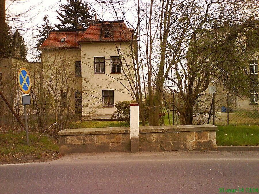 Budynek dosłownie na granicy - wyłazi poza granicę na grubość tynku ;)