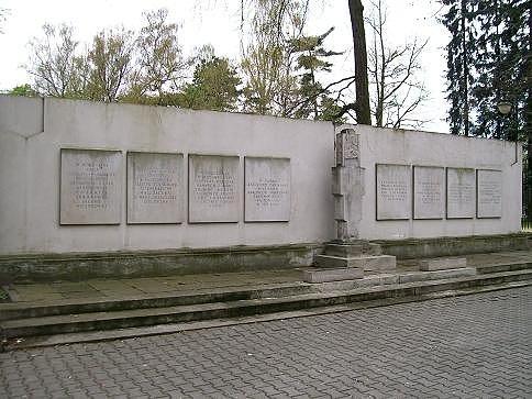 Pomnik pamiątka cmentarza żołnierzy września przy szpitalu Ujazdowskim. Ciała zostały ekshumowane i przeniesione na Powązki Wojskowe do kwatery wrzesnia 1939