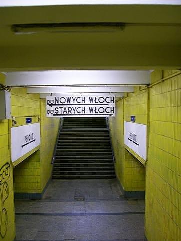 Na lewo? , Na prawo? przejście podziemne na stacji Warszawa Włochy