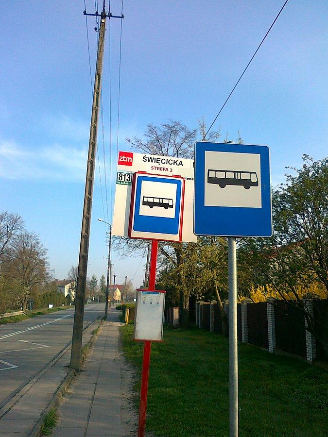 Tu też dojeżdża komunikacja miejska z Warszawy. Właściwie to linia podmiejska