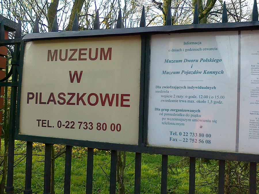 Tablice informacyjne muzeum
