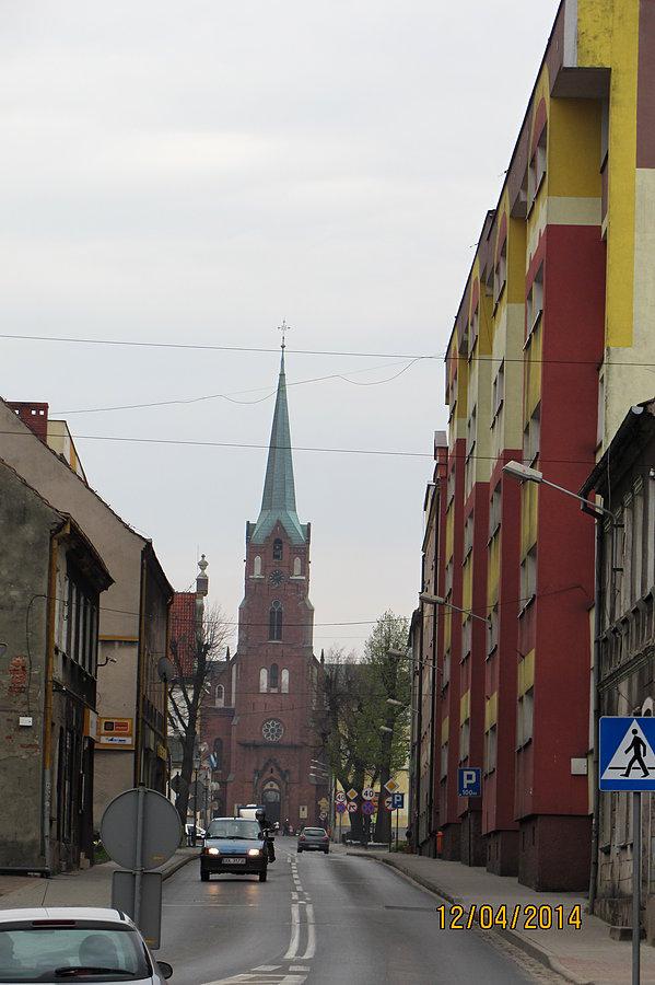 Ulica ratuszowa i kościół pw. Matki Bożej Wspomożenia Wiernych w Twardogórze