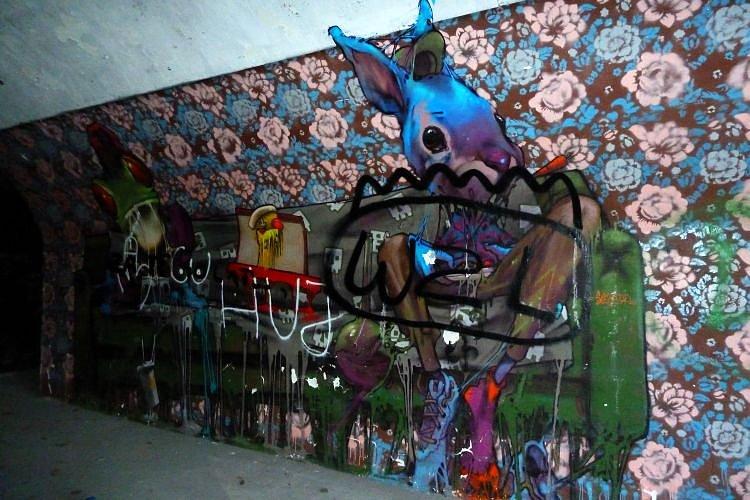Zniszczony mural Etam Crew na fortach bema