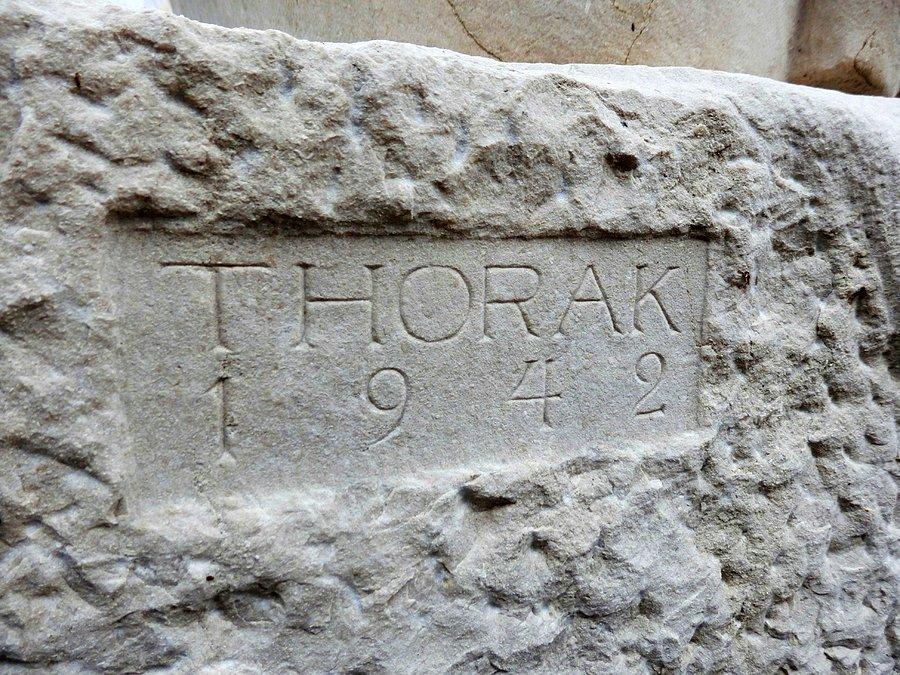 Rzeźba "Macierzyństwo" Josepha Thoraka