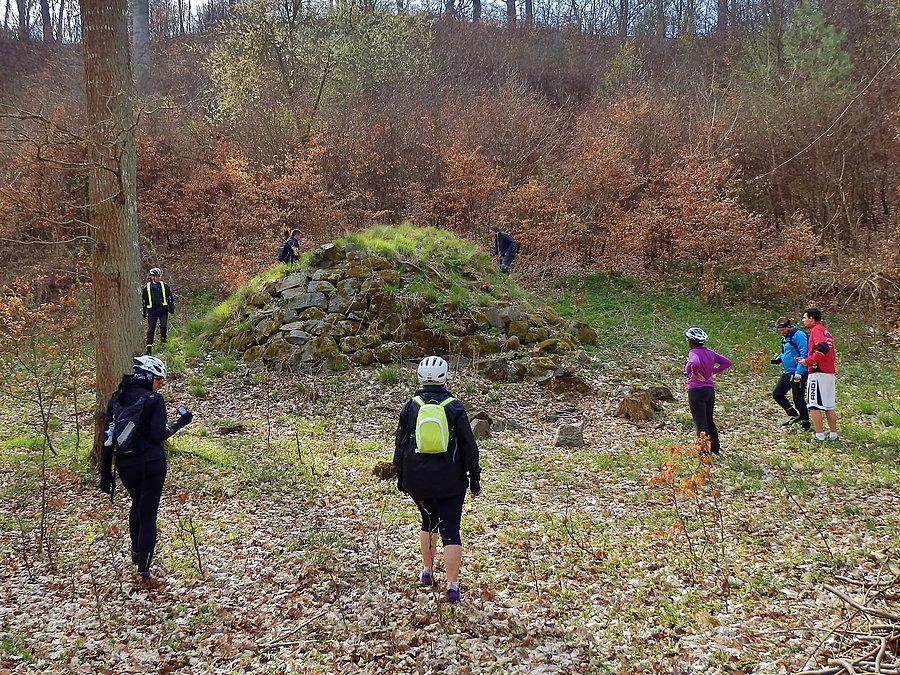 Okazały grobowiec.potężna ceglano-kamienna budowla