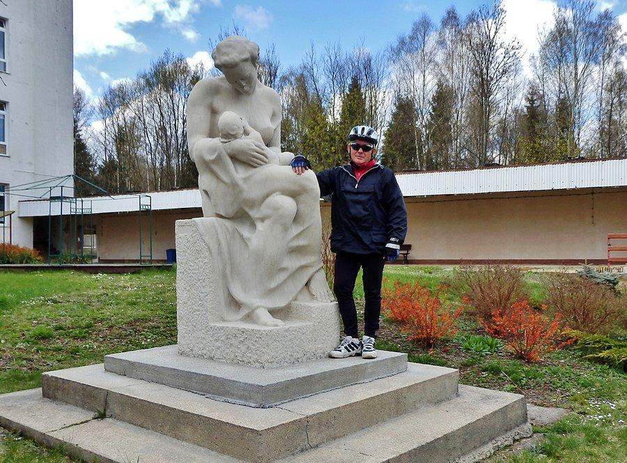 Rzeźba "Macierzyństwo" Josepha Thoraka, Zaskoczyn