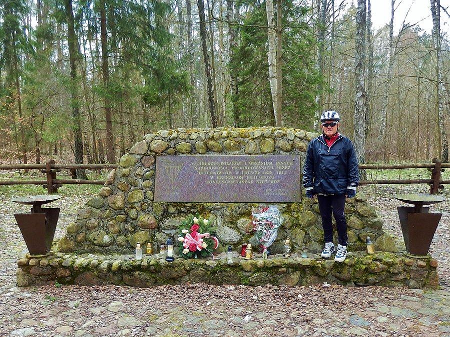 Pomnik Alfa Liczmańskiego - - komendanta Gdańskiej Chorągwi ZHP straconego w Obozie 20 marca 1940 roku