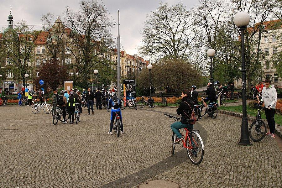 Powoli zbierają się rowerzyści