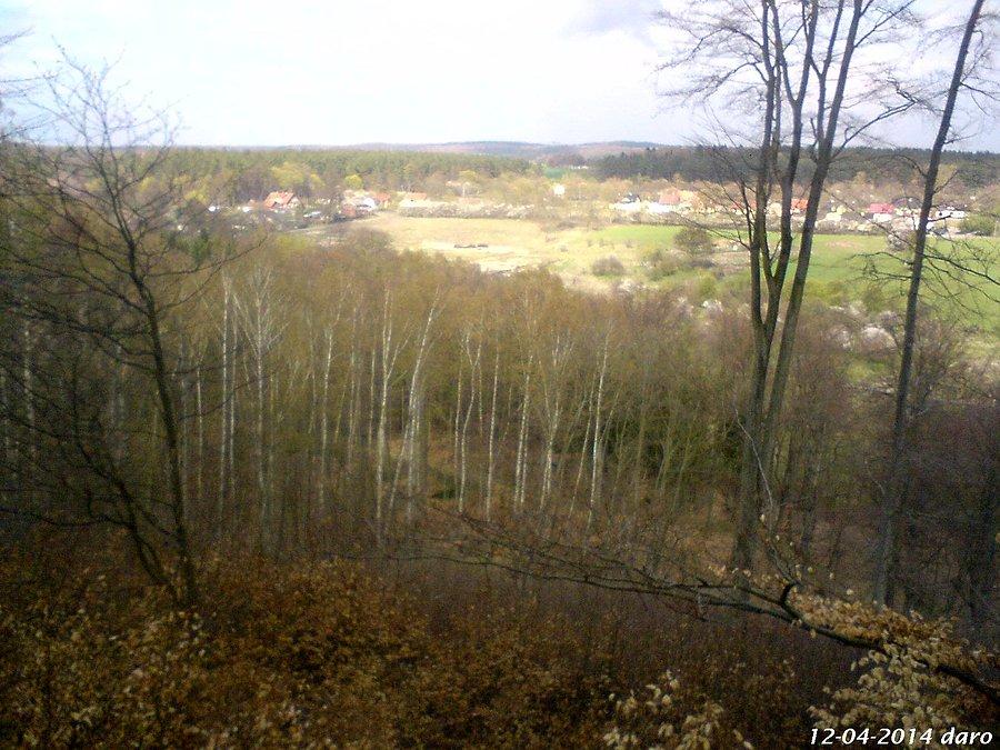 12-04-2014. Widok na krajobraz okolicy sfotografowany z wysokiego pagórka leśnego w miejscowości Zaskoczyn, w gminie Trąbki Wielkie. Sobotnia wycieczka rowerowa