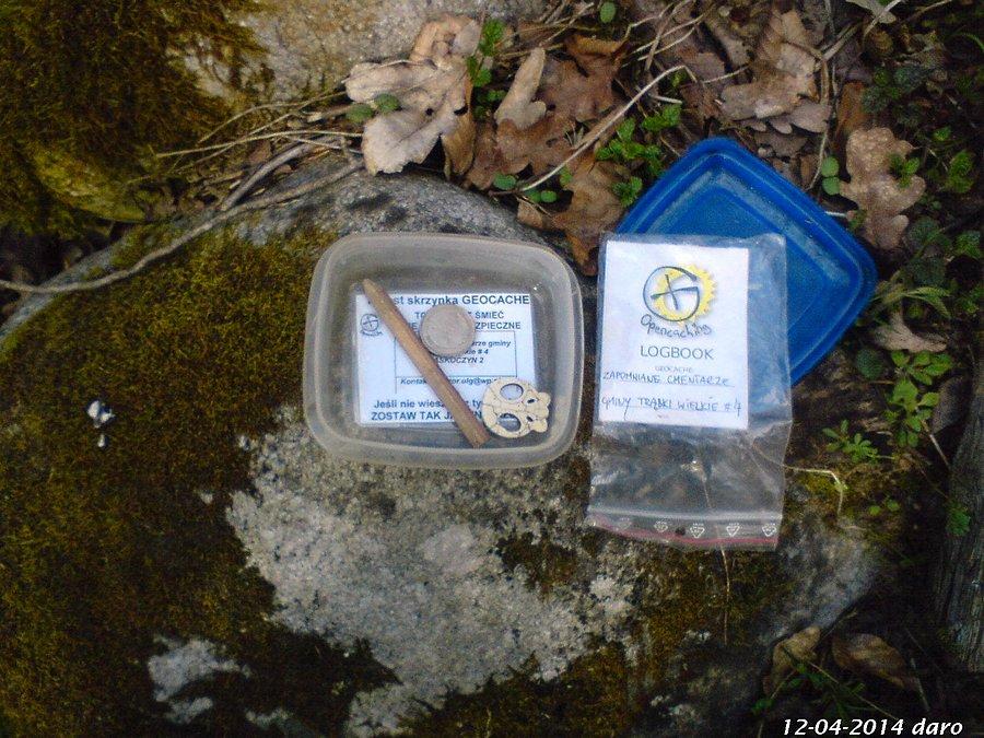12-04-2014. Zawartość znalezionej przeze mnie skrytki GEOCACHE, powiem szczerze, że wymagało to detektywistycznego zmysłu, bo skrytki takie są niewidoczne i dobrze ukryte, po sfotografowaniu skrytka została ponownie ukryta i zakamuflowana.