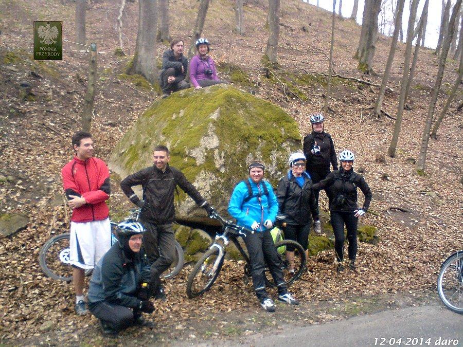 12-04-2014. Wspólne zdjęcie grupowe przy głazie Pomnik Przyrody, przy drodze asfaltowej przez las w miejscowości Zaskoczyn, gmina Trąbki Wielkie