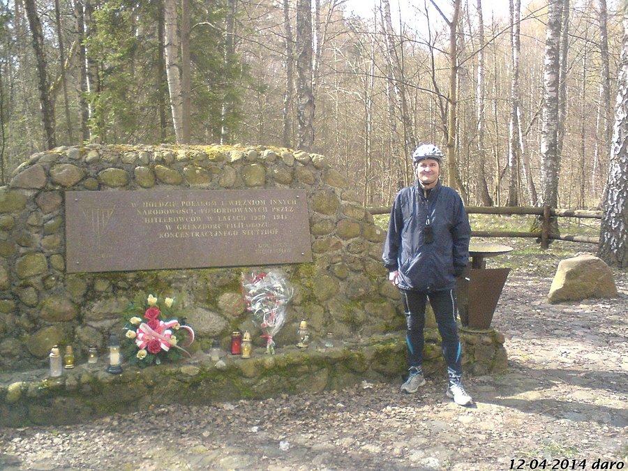 12-04-2014. Przy Pomniku Pomordowanych przez Hitlerowców Polaków i więźniów innych narodowości w latach 1939-1941 w GRENZDORF - Filii Obozu Koncentracyjnego STUTTHOF. Sobotnia wycieczka
