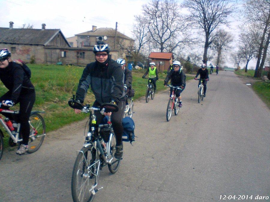 12-04-2014. Rowerzyści sobotniej wycieczki na drodze do Sobowidza