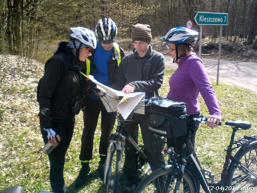 12-04-2014. Krótki postój przy drodze, rowerzyści przy mapie określają dalszą trasę wycieczki