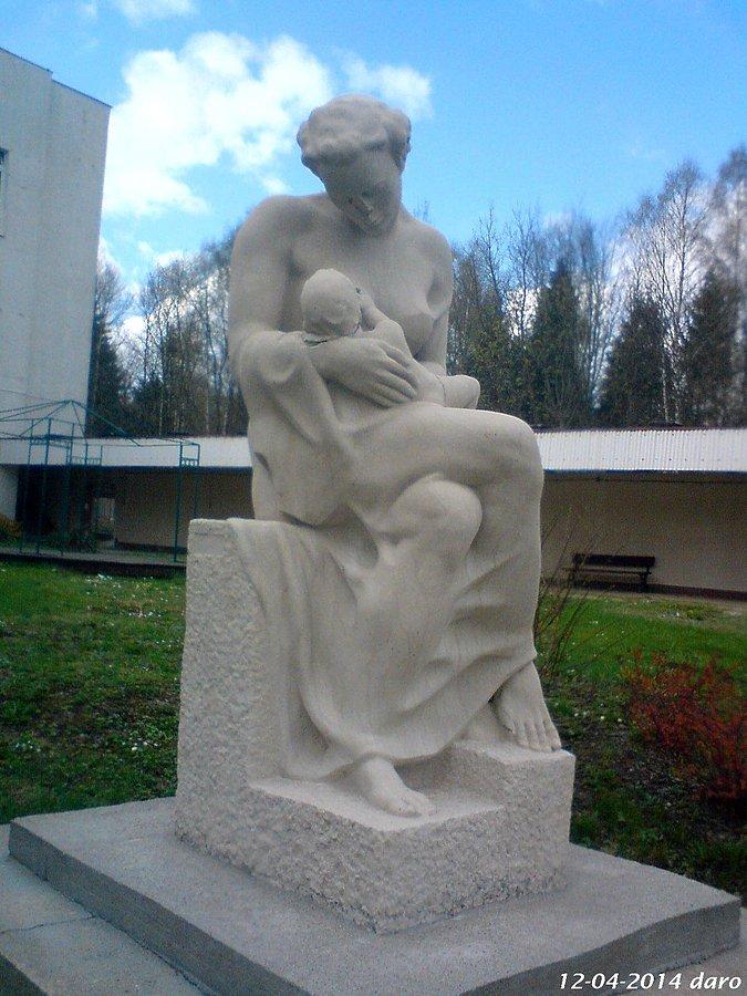 12-04-2014. Pomnik-rzeźba austriackiego rzeźbiarza Josefa Thoraka z 1942 roku. Posąg "Macierzyństwo" jest wykonany z trawertynu, stoi przy Domu Pomocy Społecznej „Leśny” w Zaskoczynie, na dole cokołu widnieje napis THORAK 1942