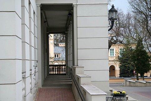 W oddali muzeum tomaszowskie