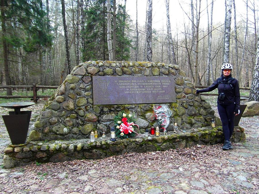Pomnik w hołdzie Polakom i więźniom innych narodowości pomordowanych w latach 1939-1941 w obozie Grenzdorf